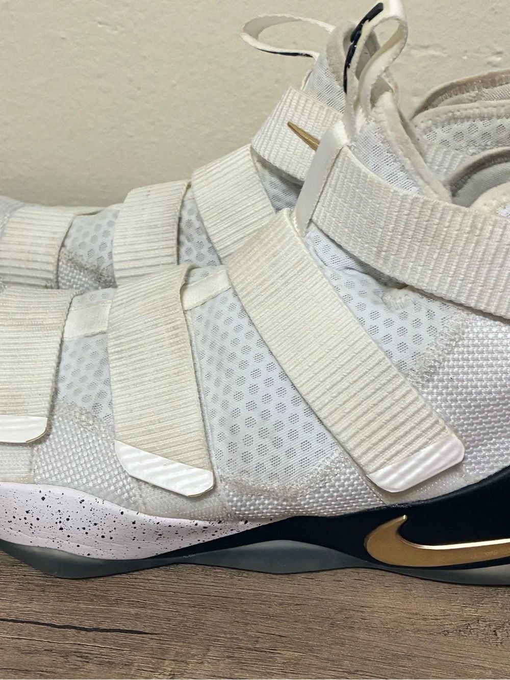 Nike Men’s LeBron Zoom Solider 11 Sneakers